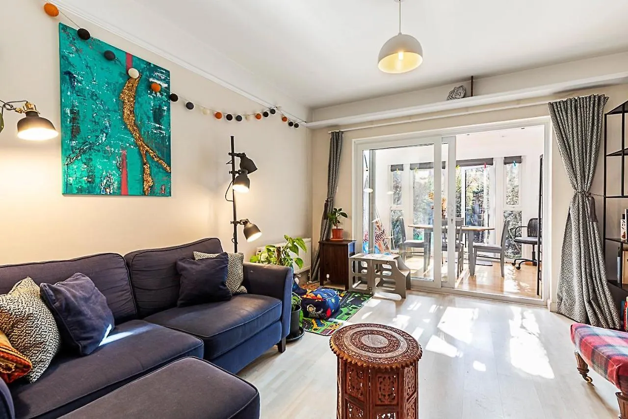 Stylish & Spacious 3-Bed Home In Vibrant Bow London