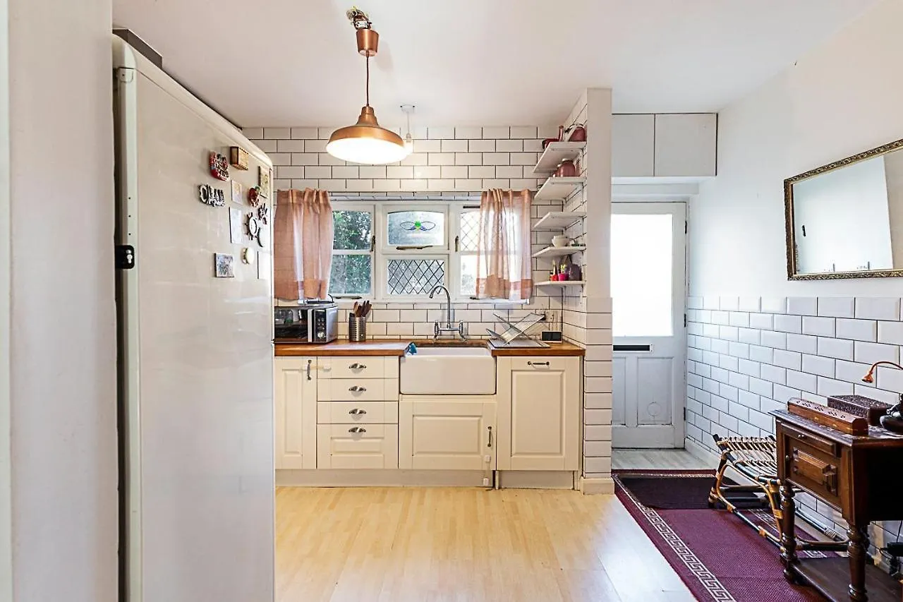 Stylish & Spacious 3-Bed Home In Vibrant Bow London United Kingdom