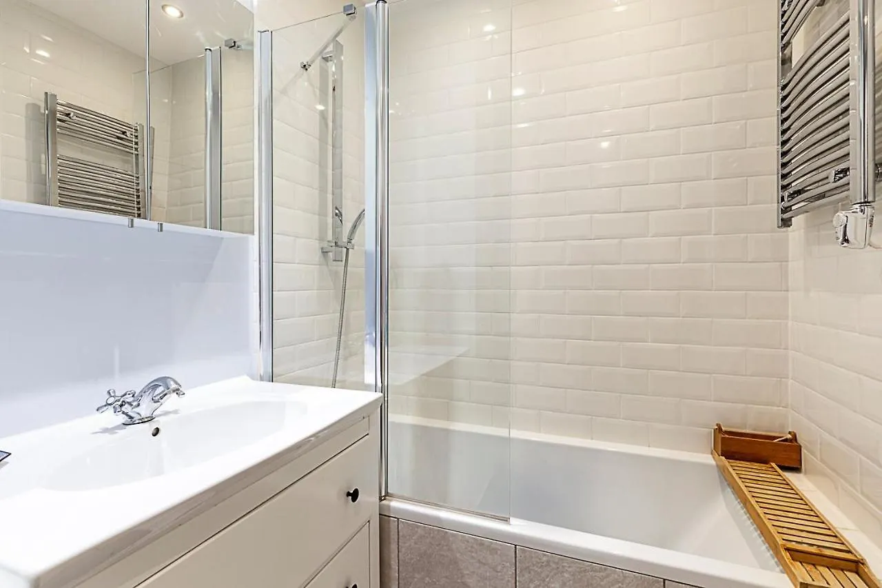 Stylish & Spacious 3-Bed Home In Vibrant Bow London Apartment