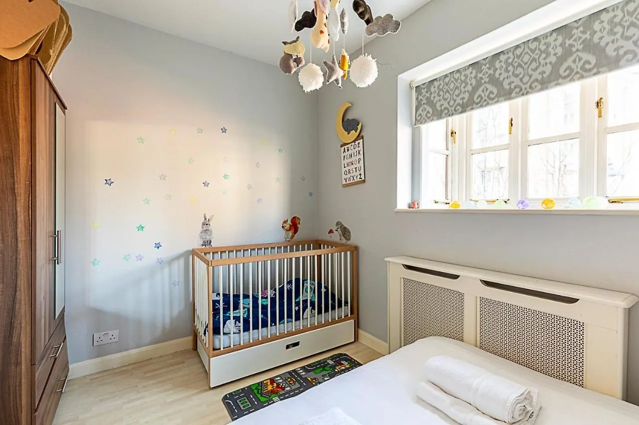 Stylish & Spacious 3-Bed Home In Vibrant Bow London Apartment