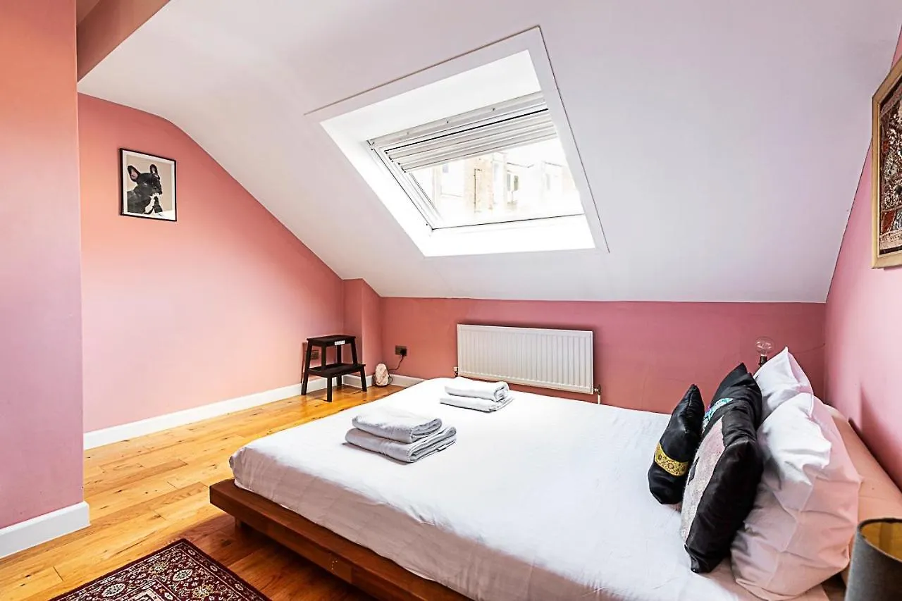 Apartment Stylish & Spacious 3-Bed Home In Vibrant Bow London