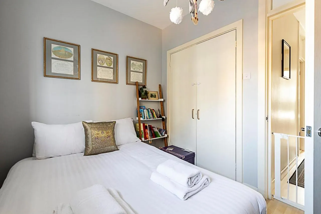 Stylish & Spacious 3-Bed Home In Vibrant Bow London