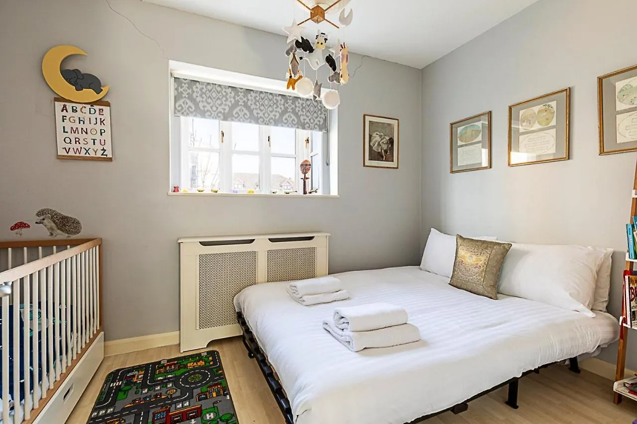 Stylish & Spacious 3-Bed Home In Vibrant Bow London 0*,  United Kingdom