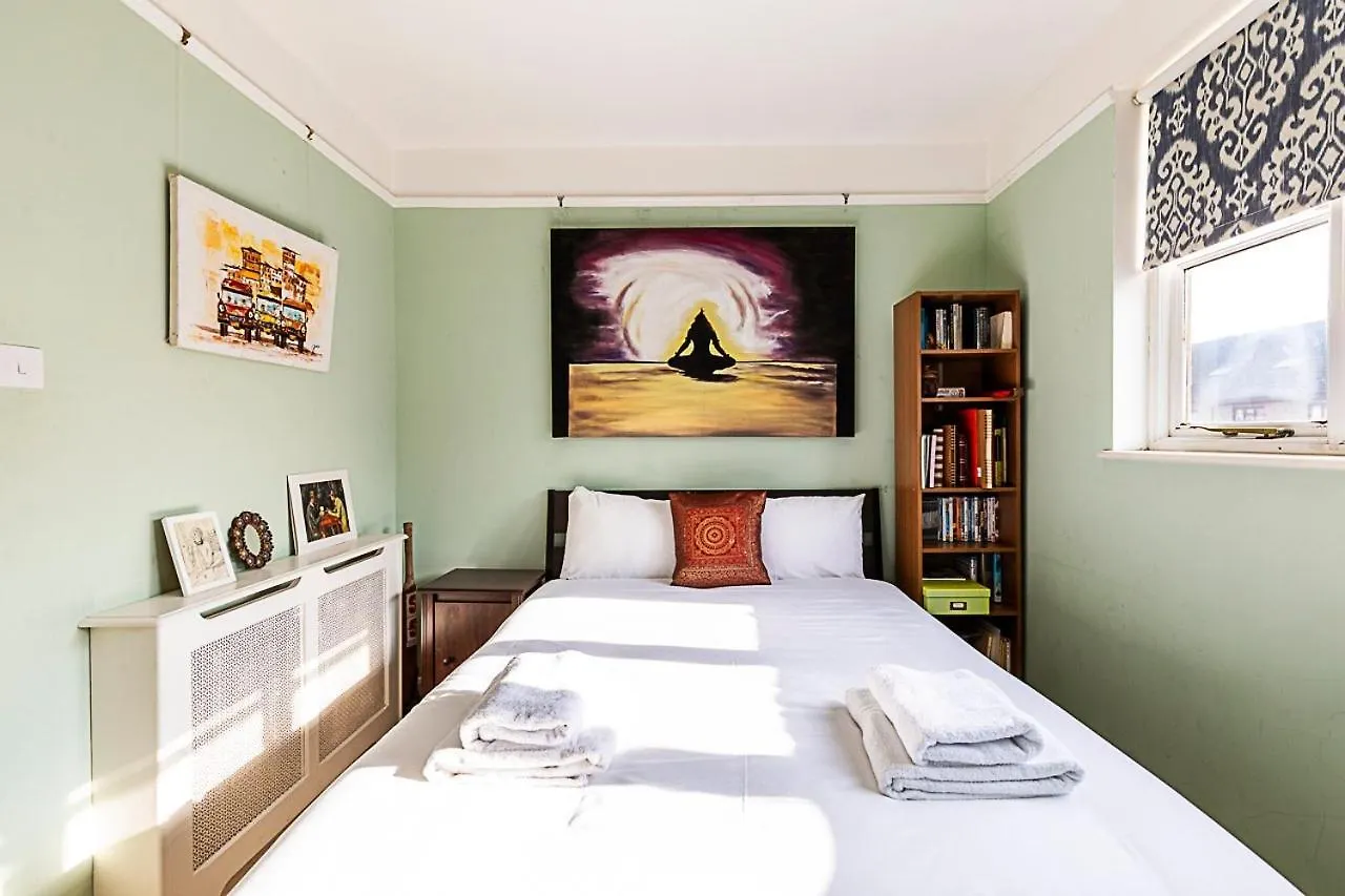 Stylish & Spacious 3-Bed Home In Vibrant Bow London Apartment