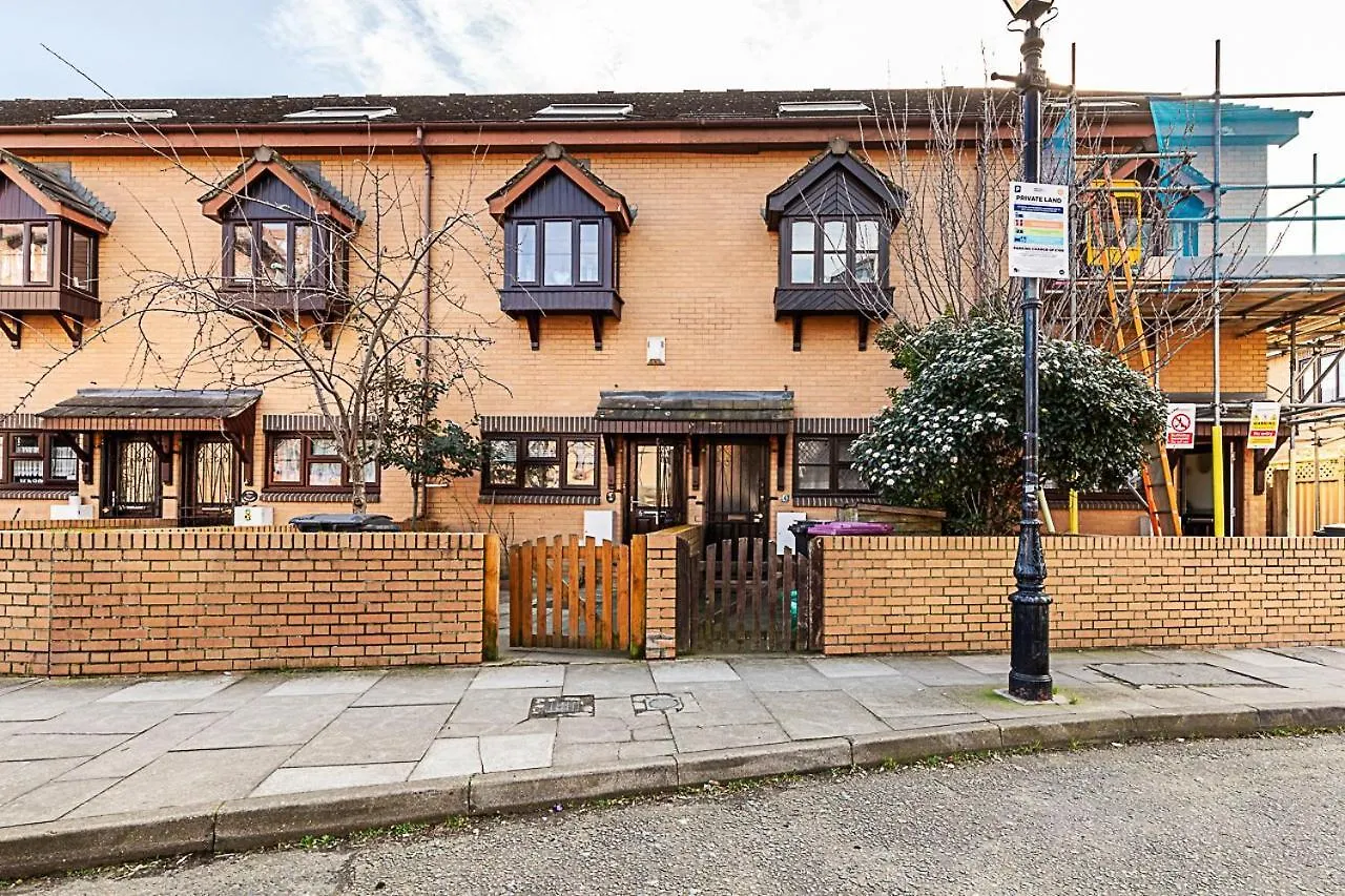 Stylish & Spacious 3-Bed Home In Vibrant Bow London