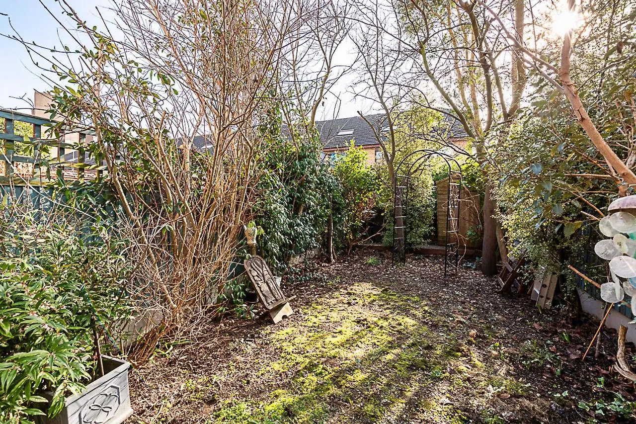 Apartment Stylish & Spacious 3-Bed Home In Vibrant Bow London